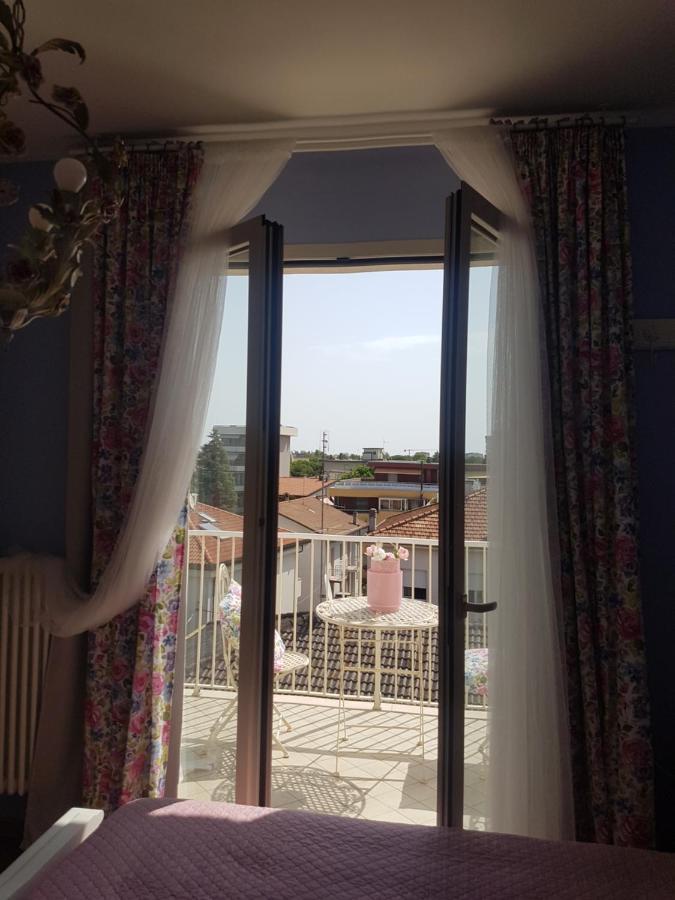 The Roses - Delizioso Attico Su 2 Livelli Zona Palacongressi Rimini Ngoại thất bức ảnh